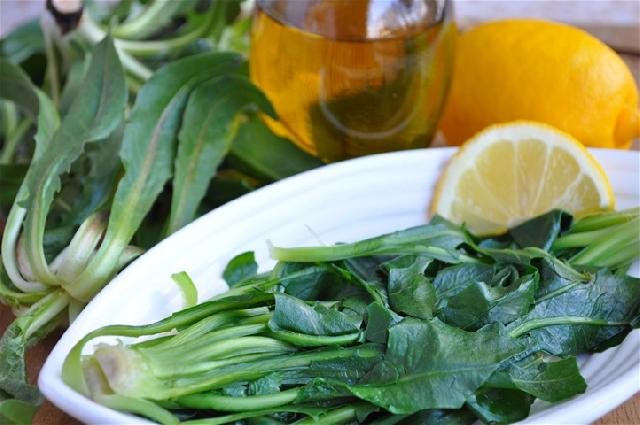 RADİKA (Hindiba) SALATASI Tarifi RADİKA (Hindiba) SALATASI